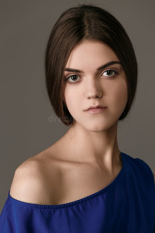 De foto van de studiomanier van elegante mooie dame in blauwe kleding stock afbeeldingen De foto van de studiomanier van elegante mooie dame in blauwe kleding stock afbeeldingen