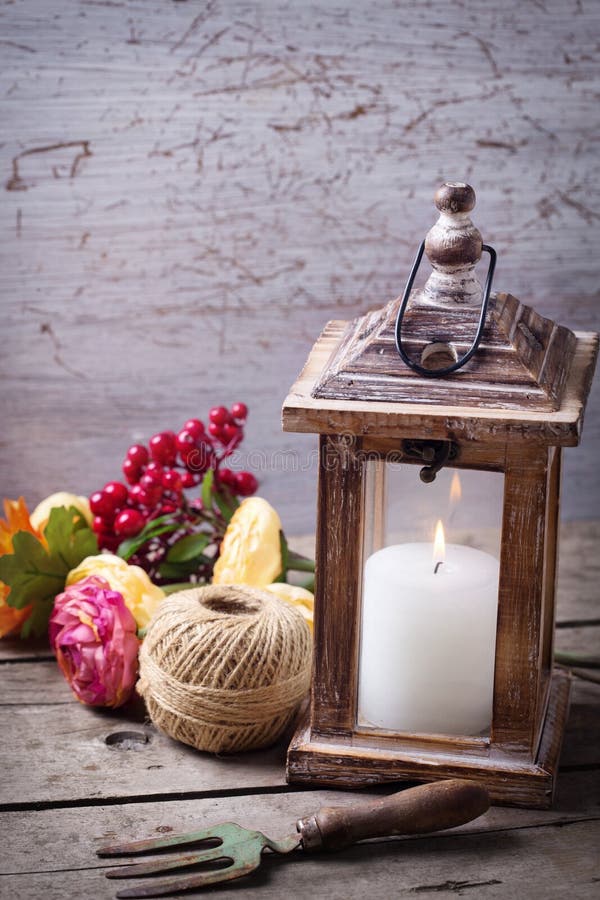 De foto van het de herfststilleven met kaars in lantaarn en bloemen royalty-vrije stock foto De foto van het de herfststilleven met kaars in lantaarn en bloemen royalty-vrije stock foto