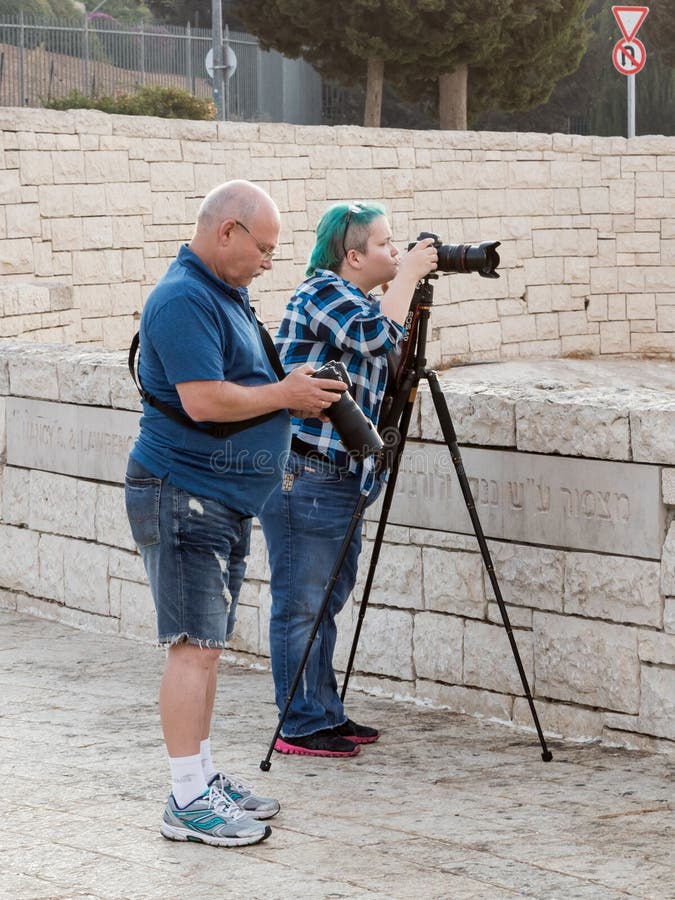 De fotografen bereiden fotomateriaal om bij MT voor te schieten Scopus in Jeruzalem in Israël royalty-vrije stock afbeeldingen De fotografen bereiden fotomateriaal om bij MT voor te schieten Scopus in Jeruzalem in Israël royalty-vrije stock afbeeldingen