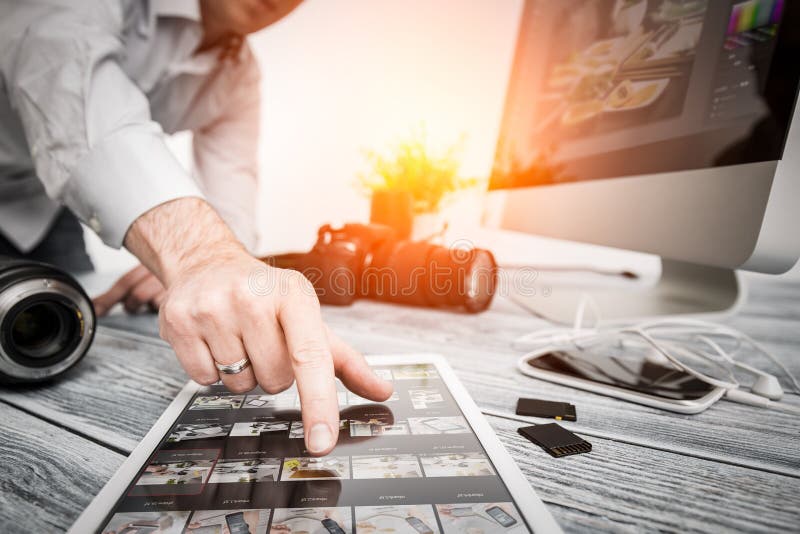 De fotografencomputer met foto geeft programma's uit royalty-vrije stock afbeelding De fotografencomputer met foto geeft programma's uit royalty-vrije stock afbeelding