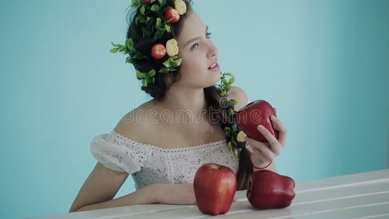 De fotografie van de studio De vrouwenfotograaf werkt met jong model op een de lentemanier met fruit in studio Coulisseschot stock video De fotografie van de studio De vrouwenfotograaf werkt met jong model op een de lentemanier met fruit in studio Coulisseschot stock video