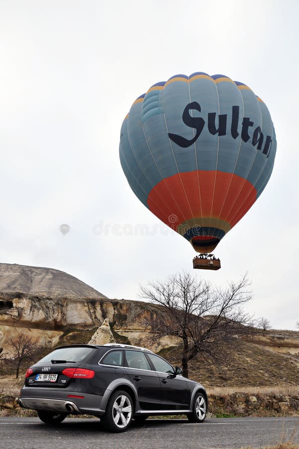 De fotospruit van Audi a4 allroad en cappadociaballon in nevsehir Turkije royalty-vrije stock afbeelding De fotospruit van Audi a4 allroad en cappadociaballon in nevsehir Turkije royalty-vrije stock afbeelding