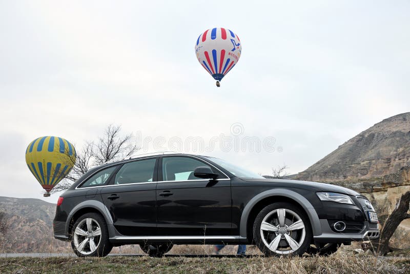 De fotospruit van Audi a4 allroad en cappadociaballon in nevsehir Turkije royalty-vrije stock fotografie De fotospruit van Audi a4 allroad en cappadociaballon in nevsehir Turkije royalty-vrije stock fotografie
