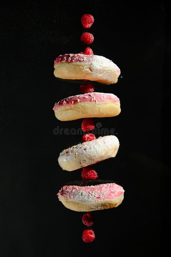De frambozen en donuts hangen in de lucht royalty-vrije stock foto's De frambozen en donuts hangen in de lucht royalty-vrije stock foto's