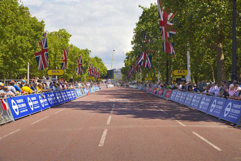 de france turnerar Folkmassan som väntar på cyklister i gräsplan, parkerar, nära Buckingham Palace arkivbild de france turnerar Folkmassan som väntar på cyklister i gräsplan, parkerar, nära Buckingham Palace arkivbild