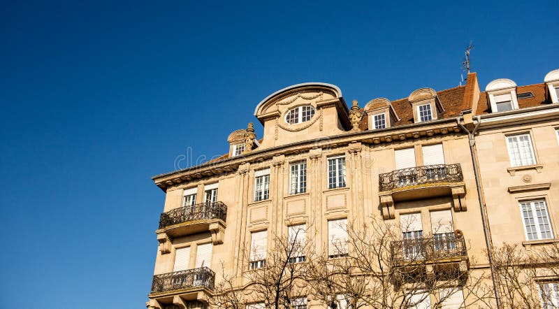 De Franse onroerende goederen voorgevel van de bouwarchtiecture stock afbeeldingen De Franse onroerende goederen voorgevel van de bouwarchtiecture stock afbeeldingen