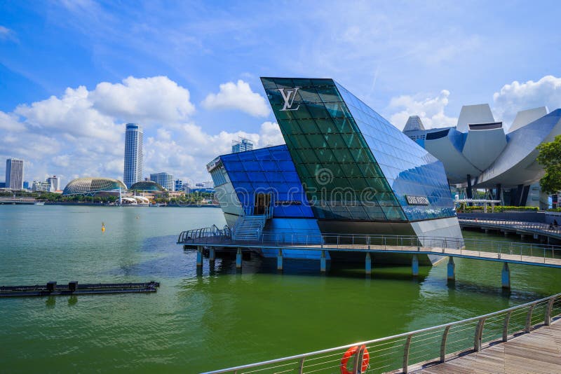 De futuristische bouw van Louis Vuitton-opslag in Marina Bay Fro royalty-vrije stock fotografie De futuristische bouw van Louis Vuitton-opslag in Marina Bay Fro royalty-vrije stock fotografie
