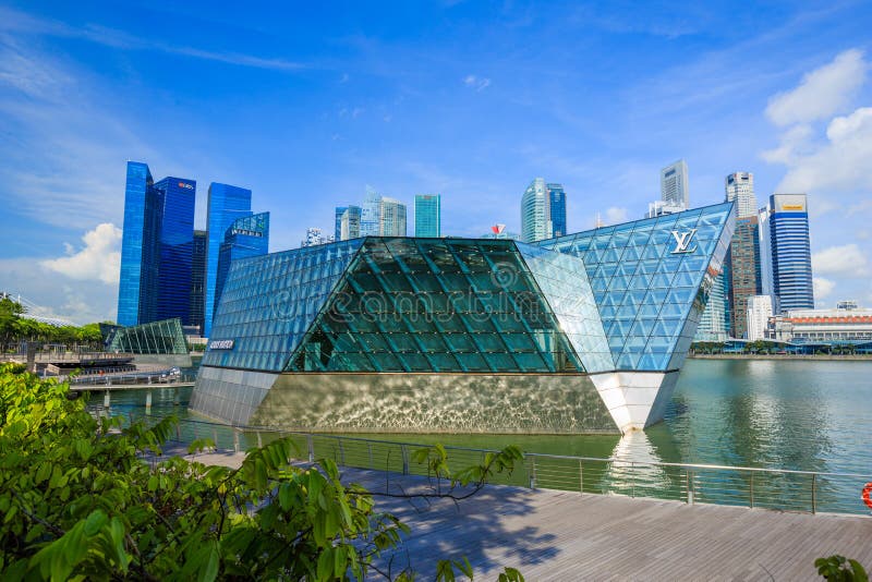 De futuristische bouw van Louis Vuitton-opslag in Marina Bay Fro stock afbeeldingen De futuristische bouw van Louis Vuitton-opslag in Marina Bay Fro stock afbeeldingen