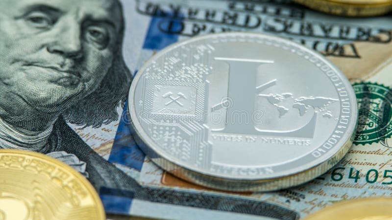 De fysieke munt van metaal zilveren Litecoin over dollarrekening van Verenigde Staten royalty-vrije stock foto De fysieke munt van metaal zilveren Litecoin over dollarrekening van Verenigde Staten royalty-vrije stock foto