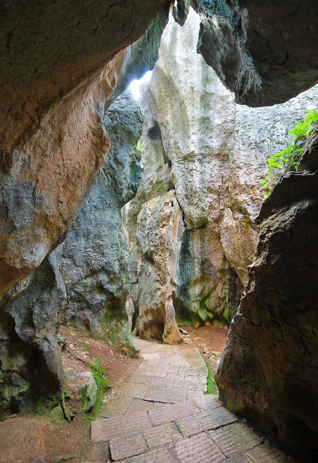 Kalkstenen gang in het Stenen Bos van Kunming royalty-vrije stock foto