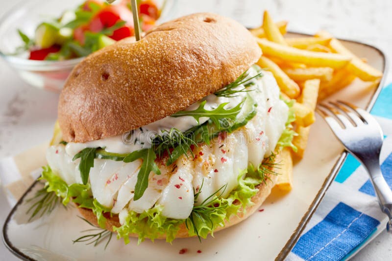 De gastronomische hamburger van vissenzeevruchten met Mayo stock afbeeldingen De gastronomische hamburger van vissenzeevruchten met Mayo stock afbeeldingen