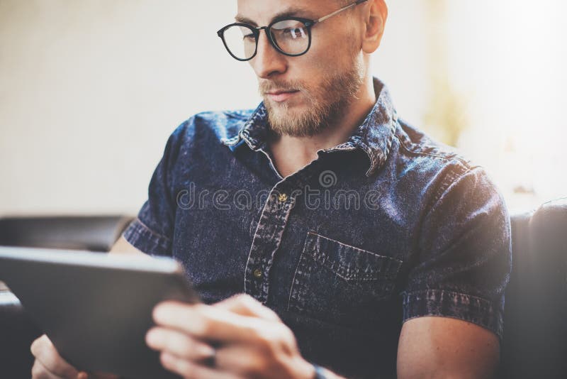De gebaarde van het het apparaten moderne Binnenlandse Ontwerp van de manager werkende tablet de Zolderbouw De mens ontspant de U royalty-vrije stock fotografie De gebaarde van het het apparaten moderne Binnenlandse Ontwerp van de manager werkende tablet de Zolderbouw De mens ontspant de U royalty-vrije stock fotografie