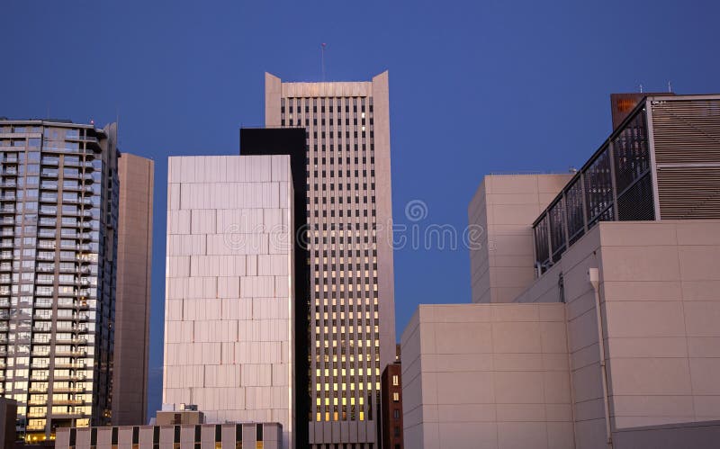 De gebouwen van de binnenstad bij schemering royalty-vrije stock foto's De gebouwen van de binnenstad bij schemering royalty-vrije stock foto's