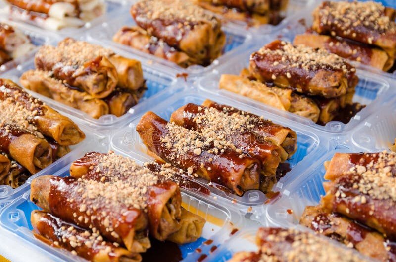 De gebraden lente rolt of Popiah is een beroemd Maleis traditioneel straatvoedsel met selectieve nadruk royalty-vrije stock afbeeldingen De gebraden lente rolt of Popiah is een beroemd Maleis traditioneel straatvoedsel met selectieve nadruk royalty-vrije stock afbeeldingen