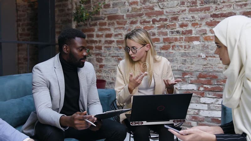 De gecentraliseerde jonge zakenvrouw gebruikt een digitale computer om belangrijke financiële informatie van het bedrijf met te b