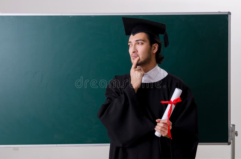 De gediplomeerde student voor groene raad stock afbeelding De gediplomeerde student voor groene raad stock afbeelding