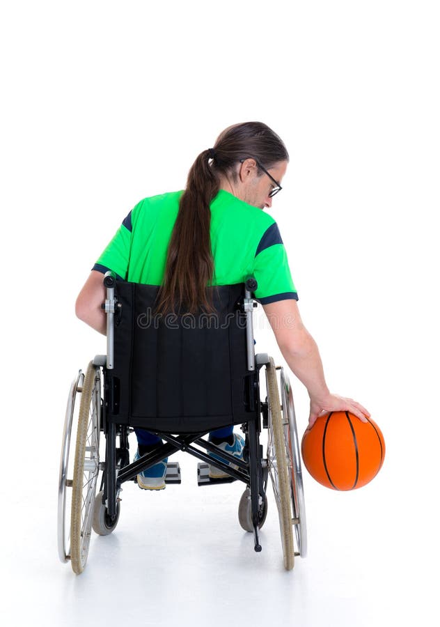 De gehandicapte mens in een rolstoel doet sport met bal stock foto's De gehandicapte mens in een rolstoel doet sport met bal stock foto's
