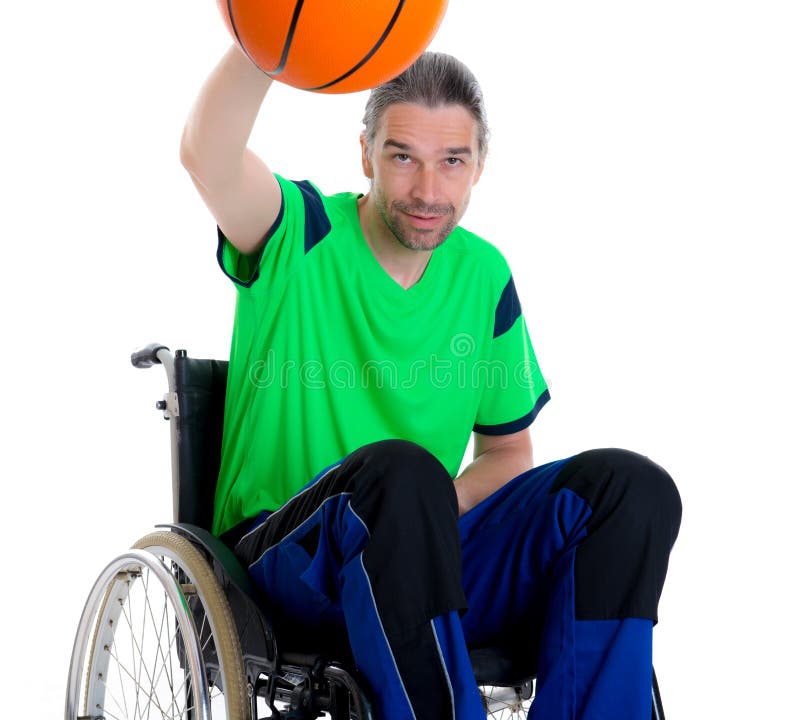 De gehandicapte mens in een rolstoel doet sport met bal stock afbeeldingen De gehandicapte mens in een rolstoel doet sport met bal stock afbeeldingen