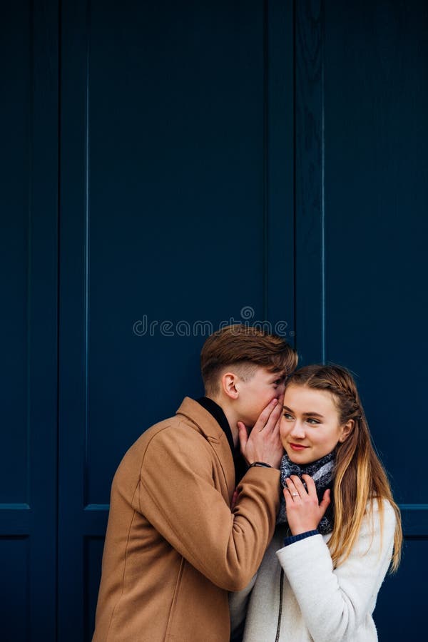 De geheime tienerjaren van het het gefluistergevoel van de liefdebekentenis stock afbeelding De geheime tienerjaren van het het gefluistergevoel van de liefdebekentenis stock afbeelding