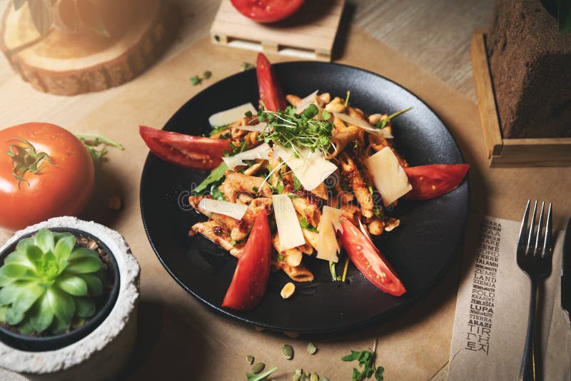 De gehele salade van korreldeegwaren met tomaten stock afbeelding De gehele salade van korreldeegwaren met tomaten stock afbeelding