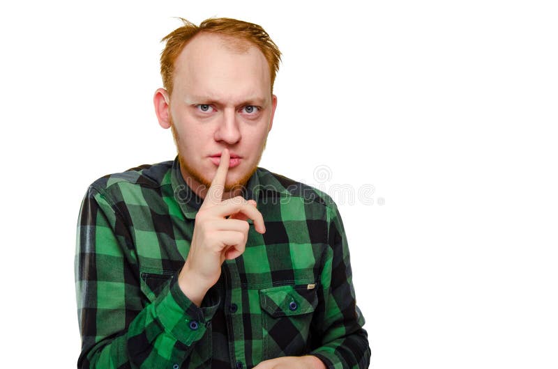De gekke, doen schrikken rode haired mens toont gebaarstilte boos Kaukasisch mannetje geek, nerd met kater Gedeprimeerde emotie stock foto De gekke, doen schrikken rode haired mens toont gebaarstilte boos Kaukasisch mannetje geek, nerd met kater Gedeprimeerde emotie stock foto