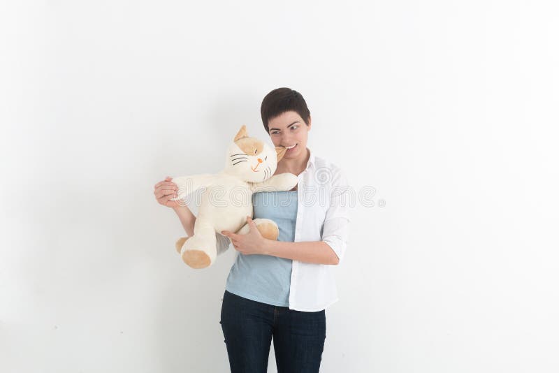 De gekke jonge vrouw bijt een een pluchestuk speelgoed of teddybeer Zachte nadruk royalty-vrije stock afbeeldingen De gekke jonge vrouw bijt een een pluchestuk speelgoed of teddybeer Zachte nadruk royalty-vrije stock afbeeldingen