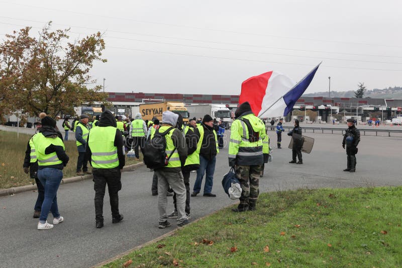 De gele dierenartsen protesteren tegen hogere brandstofprijzen in Frankrijk royalty-vrije stock foto's De gele dierenartsen protesteren tegen hogere brandstofprijzen in Frankrijk royalty-vrije stock foto's
