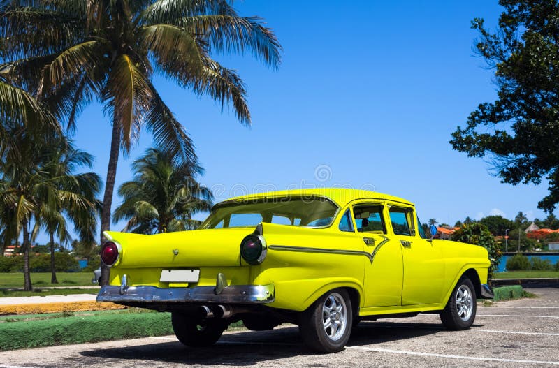 De gele klassieke auto's van Cuba in Havana