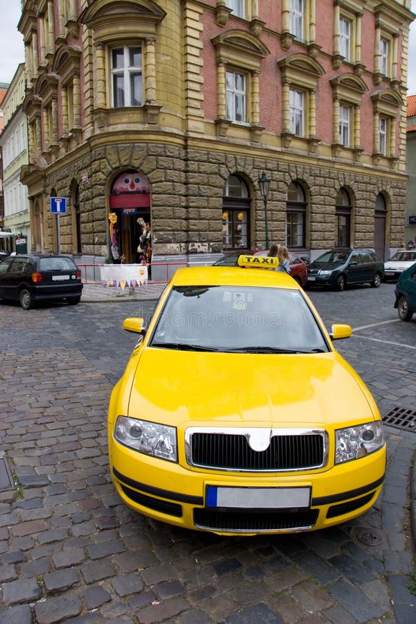 De gele mening van de taxi brede hoek
