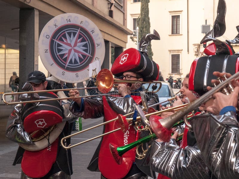 De geluiden van Guggenmusicfracassband in het stadhuisvierkant en s royalty-vrije stock foto De geluiden van Guggenmusicfracassband in het stadhuisvierkant en s royalty-vrije stock foto