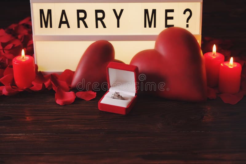 De gelukkige dag van Valentine ` s/zult u me concept huwen Word, het van letters voorzien, kalligrafie, doopvont royalty-vrije stock foto's De gelukkige dag van Valentine ` s/zult u me concept huwen Word, het van letters voorzien, kalligrafie, doopvont royalty-vrije stock foto's