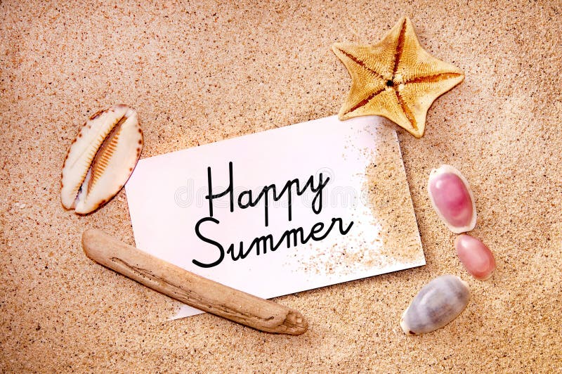 De gelukkige die zomer op een nota over wit strandzand wordt geschreven