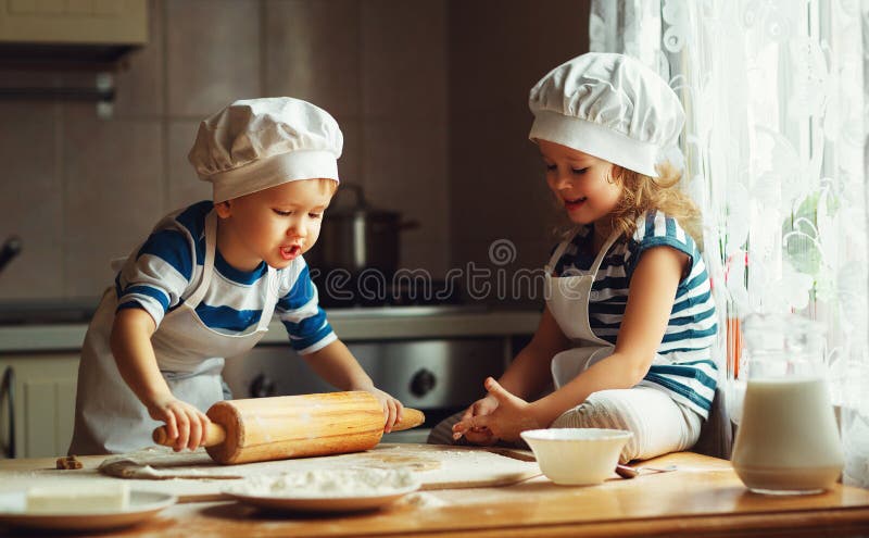 De gelukkige familie grappige jonge geitjes bakken koekjes in keuken royalty-vrije stock foto De gelukkige familie grappige jonge geitjes bakken koekjes in keuken royalty-vrije stock foto