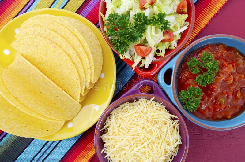 De gelukkige heldere kleurrijke partij van Cinco de Mayo stock afbeelding De gelukkige heldere kleurrijke partij van Cinco de Mayo stock afbeelding