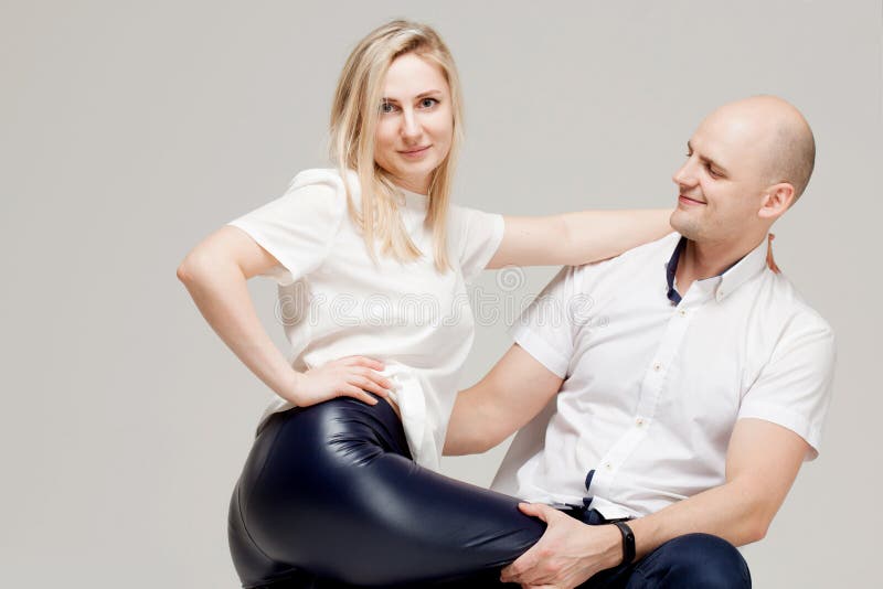 De gelukkige jonge familie, de man en een vrouw omhelzen, modieus portret stock foto's De gelukkige jonge familie, de man en een vrouw omhelzen, modieus portret stock foto's