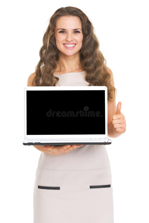 De gelukkige jonge vrouw die laptop het lege het scherm tonen tonen beduimelt omhoog stock afbeeldingen De gelukkige jonge vrouw die laptop het lege het scherm tonen tonen beduimelt omhoog stock afbeeldingen