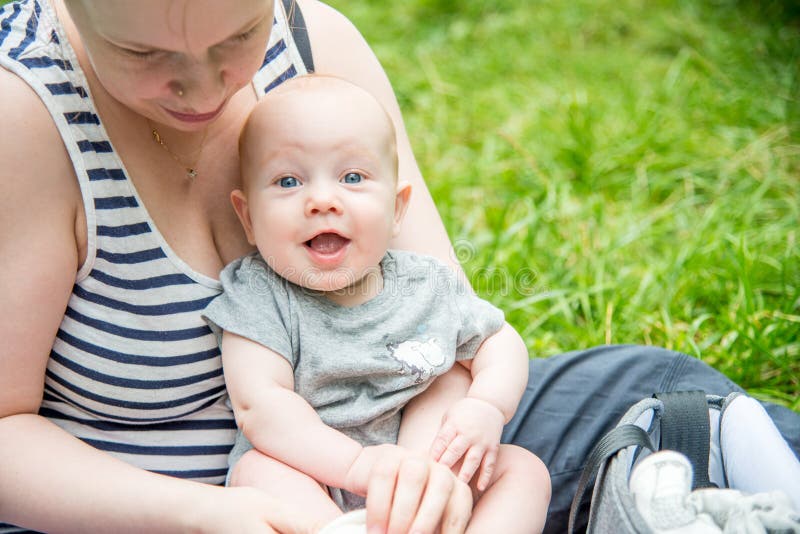De gelukkige leuke jongen van de peuterbaby met zijn mamma in park royalty-vrije stock fotografie De gelukkige leuke jongen van de peuterbaby met zijn mamma in park royalty-vrije stock fotografie