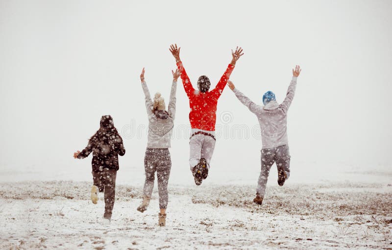 Gelukkige vrienden vriendschap rennen springen eerste sneeuw royalty-vrije stock foto