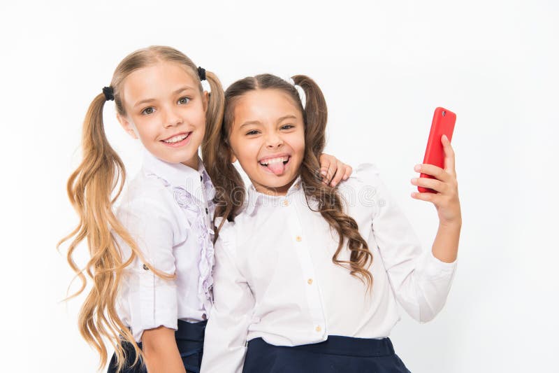 De gelukkige meisjes glimlachen met 4g mobiele telefoons Het gebruiken van 4g van draadloze mobiele telecommunicatietechnologie stock fotografie De gelukkige meisjes glimlachen met 4g mobiele telefoons Het gebruiken van 4g van draadloze mobiele telecommunicatietechnologie stock fotografie