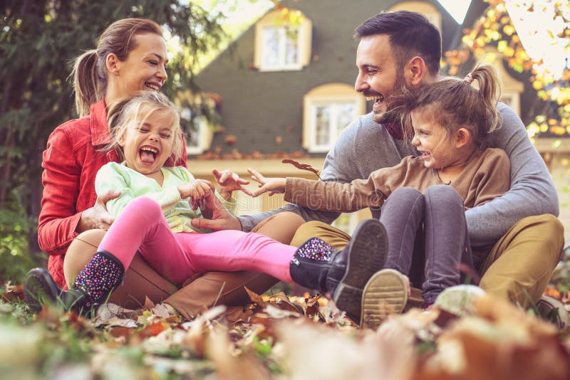 De gelukkige ouders hebben spel met buiten kinderen Het seizoen van de herfst Weg in dalingsbos royalty-vrije stock afbeeldingen De gelukkige ouders hebben spel met buiten kinderen Het seizoen van de herfst Weg in dalingsbos royalty-vrije stock afbeeldingen
