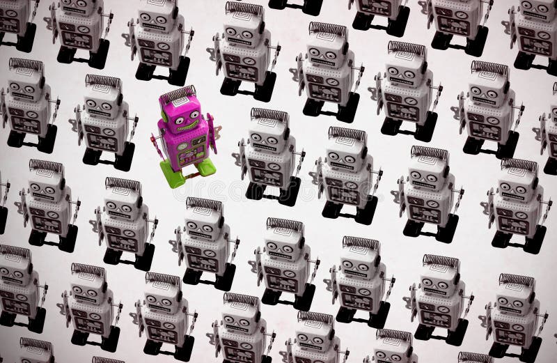 De gelukkige roze robot gaat tegen de menigte royalty-vrije stock foto's De gelukkige roze robot gaat tegen de menigte royalty-vrije stock foto's