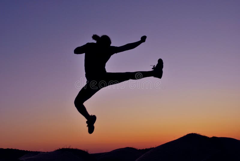 DE GELUKKIGE SPRONGEN VAN DE MENS stock foto DE GELUKKIGE SPRONGEN VAN DE MENS stock foto