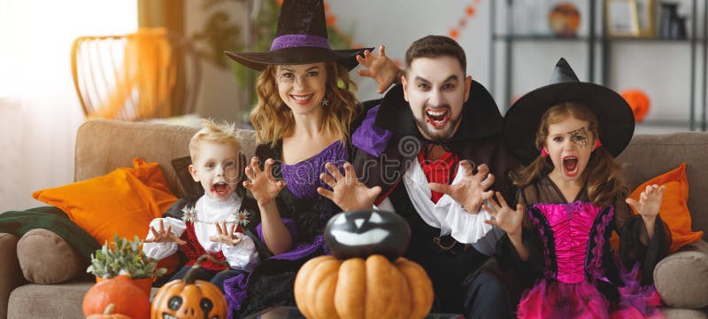 De de gelukkige vader en kinderen van de familiemoeder in kostuums en make-up o royalty-vrije stock foto's De de gelukkige vader en kinderen van de familiemoeder in kostuums en make-up o royalty-vrije stock foto's
