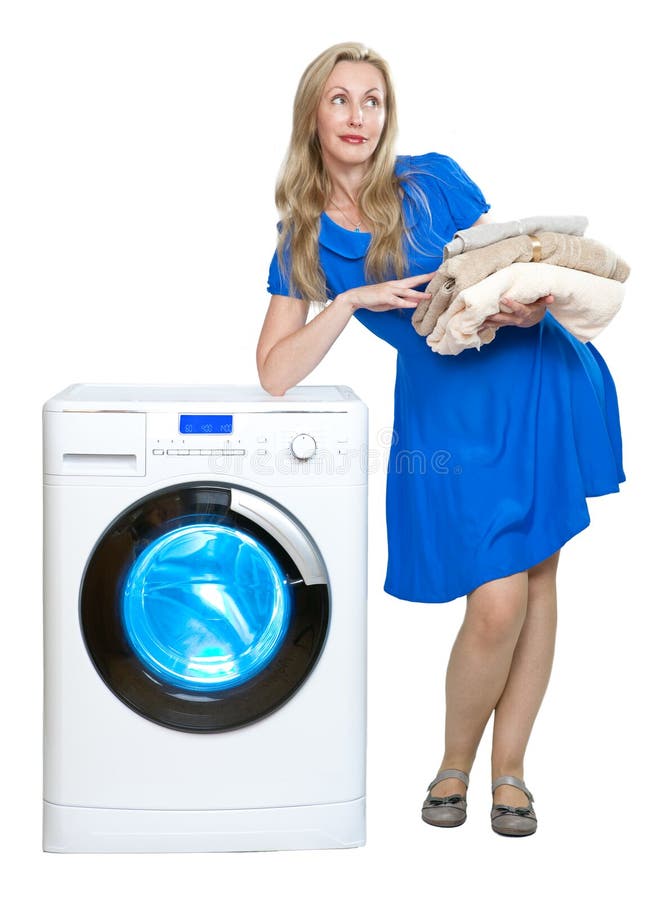 De gelukkige vrouw dichtbij de wasmachine royalty-vrije stock afbeeldingen De gelukkige vrouw dichtbij de wasmachine royalty-vrije stock afbeeldingen