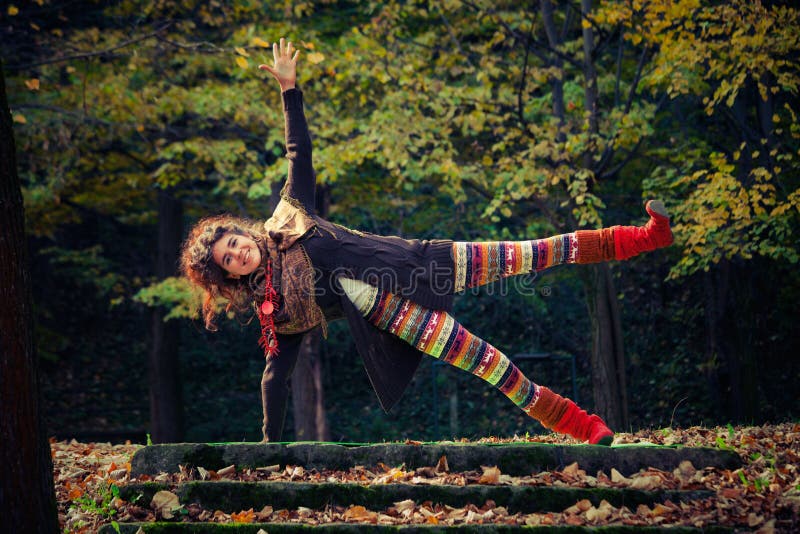De gelukkige yoga van de vrouwenpraktijk openlucht royalty-vrije stock fotografie De gelukkige yoga van de vrouwenpraktijk openlucht royalty-vrije stock fotografie