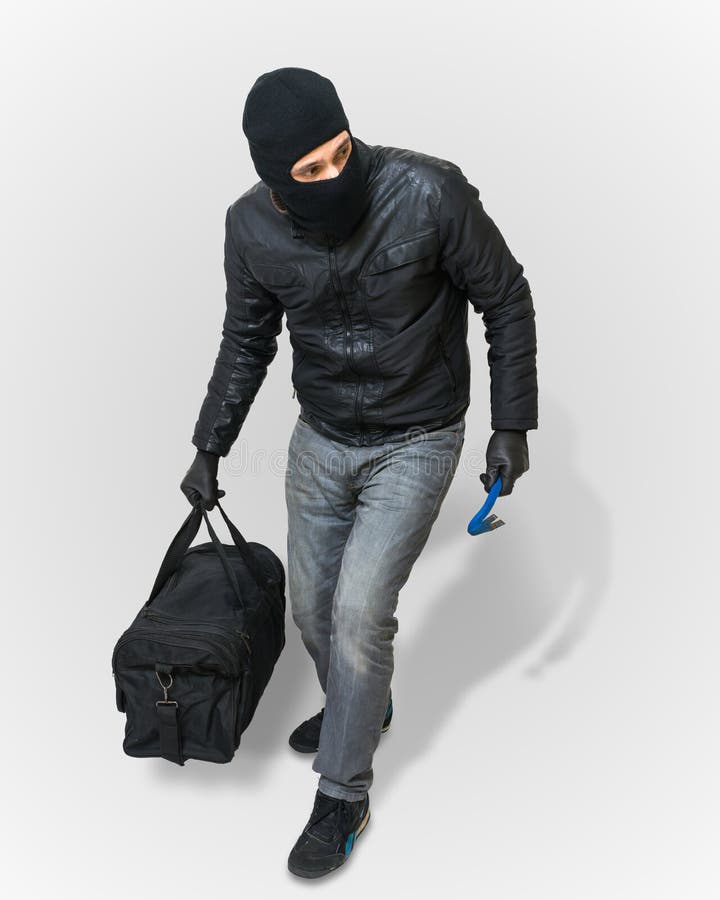 De gemaskeerde inbreker of de dief met balaclava kruipen met zwarte bedelaars royalty-vrije stock fotografie De gemaskeerde inbreker of de dief met balaclava kruipen met zwarte bedelaars royalty-vrije stock fotografie