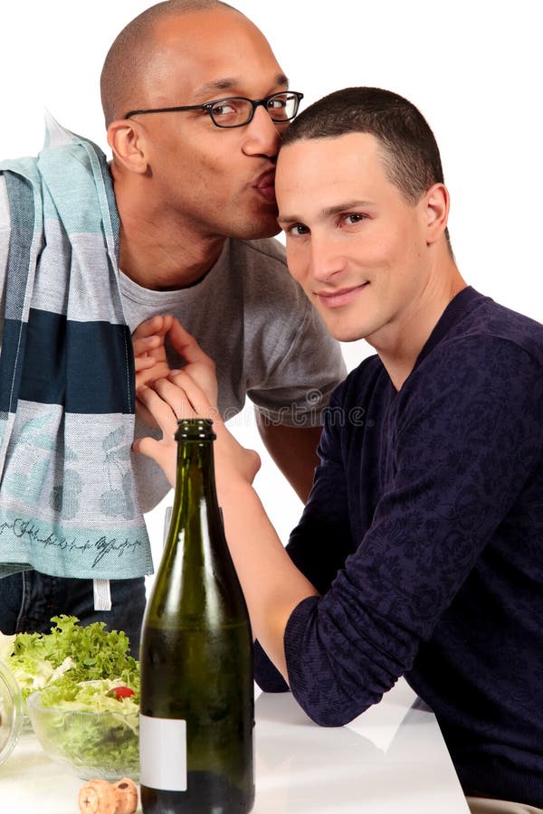 De gemengde keuken van het het behoren tot een bepaald ras vrolijke paar stock foto De gemengde keuken van het het behoren tot een bepaald ras vrolijke paar stock foto
