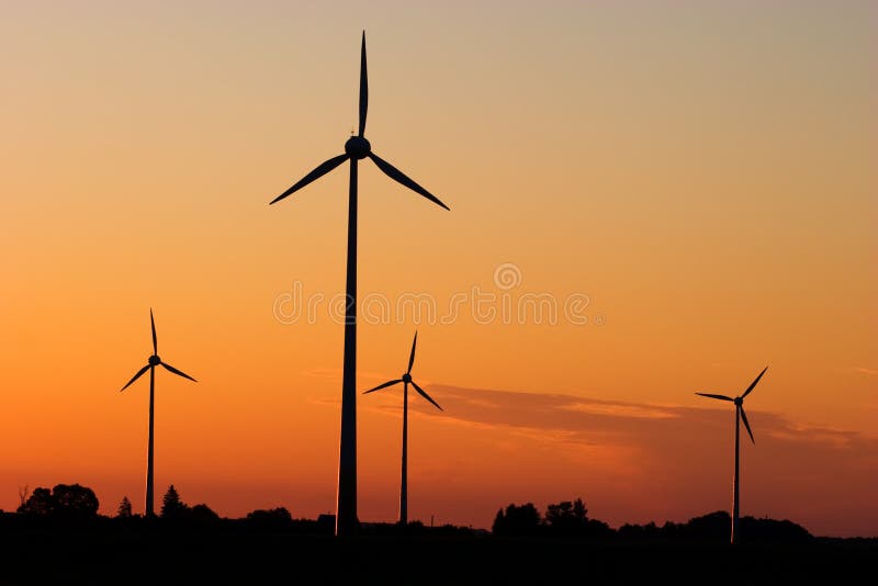 Windgeneratoren bij zonsopgang stock fotografie