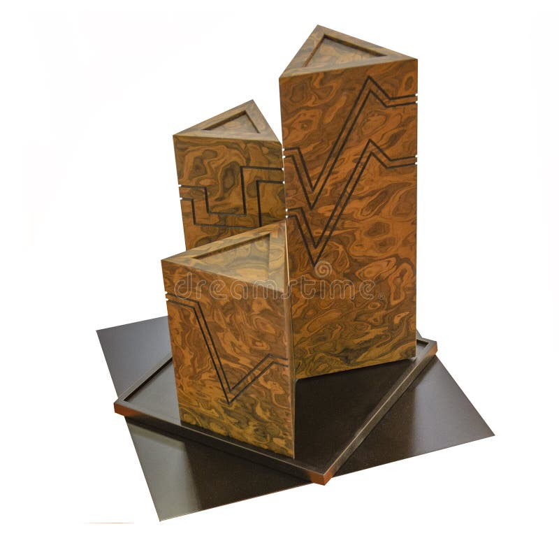 De geometrische samenstelling van het vormenstilleven Driedimensioneel prisma een piramide van drie hoge driehoeken die van grani stock fotografie De geometrische samenstelling van het vormenstilleven Driedimensioneel prisma een piramide van drie hoge driehoeken die van grani stock fotografie