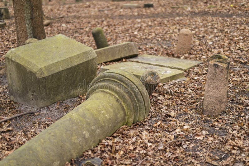 De geruïneerde kapel van rode baksteen met marmeren kolommen Dorische stijl stock fotografie De geruïneerde kapel van rode baksteen met marmeren kolommen Dorische stijl stock fotografie